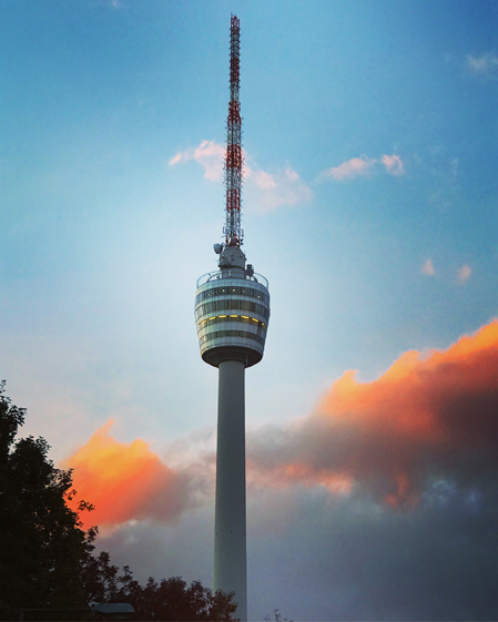 So sieht Stuttgarts Fernsehturm in rosaroten Wölkchen gehüllt aus.